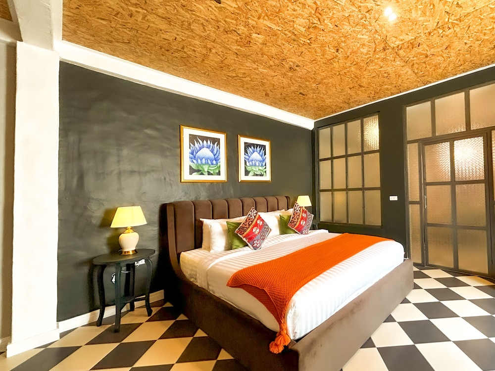 Executive Suite - Photo 1