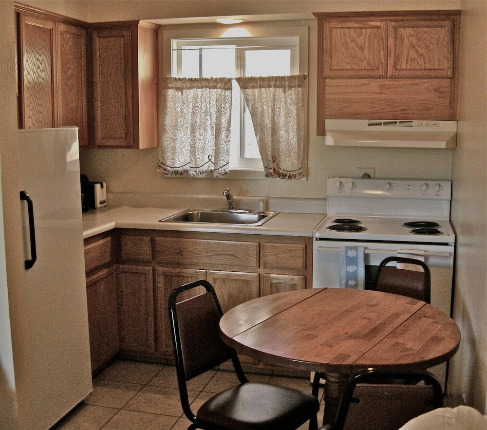2 Queen Beds With Kitchen (No Pets Allowed) photo 2