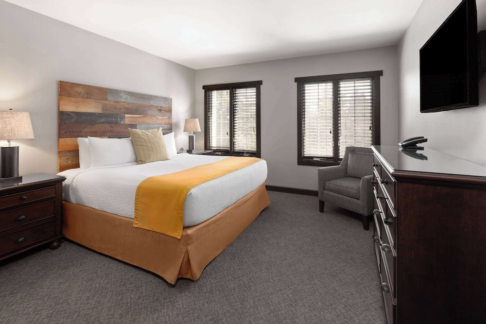 Suite, 1 King Bed with Sofa bed, Non Smoking (Sunrise View, Dog-friendly) - Photo 4