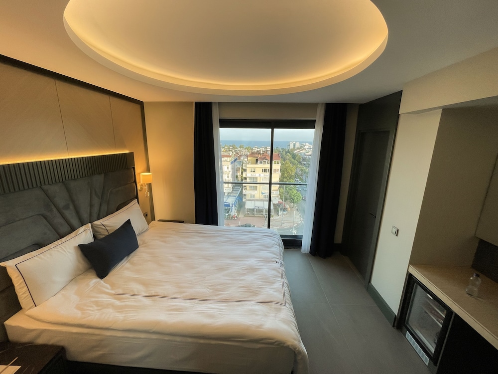 Deluxe Room, 1 King Bed, City View thumbnail 6