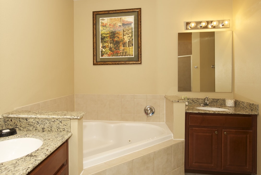 Deluxe Suite, 2 Bedrooms, Accessible thumbnail 6