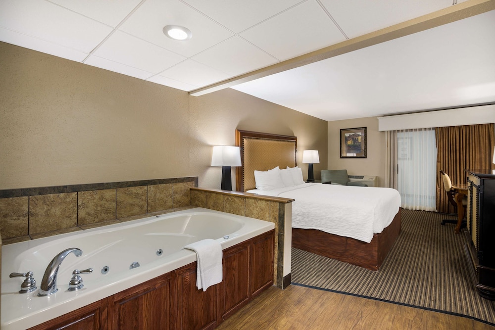 Standard Room, 1 King Bed, Jetted Tub, Poolside - Photo 4
