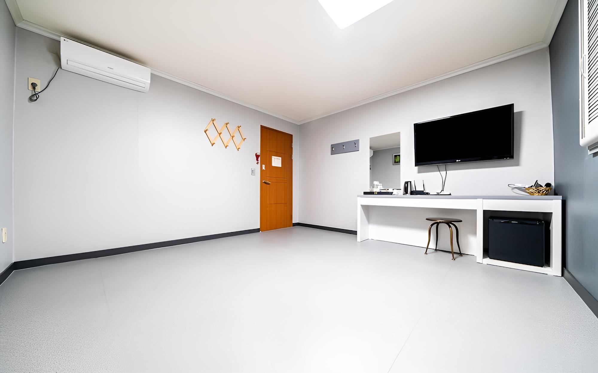 Room (Ondol (65-inch TV Netflix available)) photo 3
