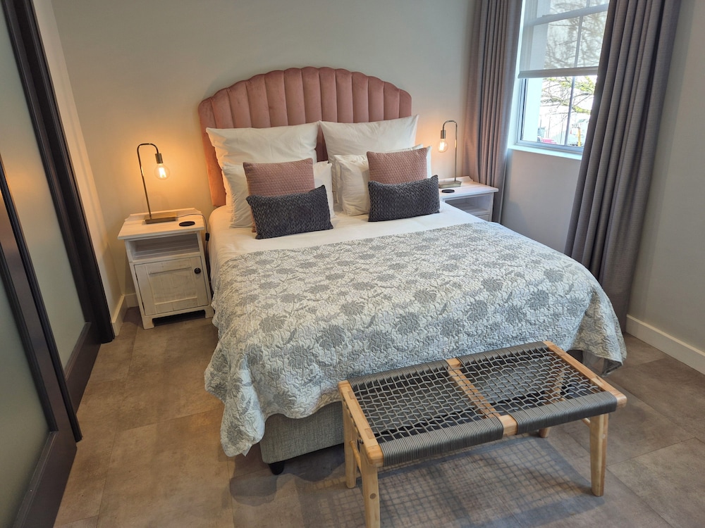 Studio, 1 Bedroom en-suite, air-conditioned (8b Loader Street 2 night min stay)