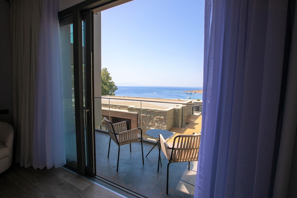 Deluxe Room, Multiple Beds, Sea View