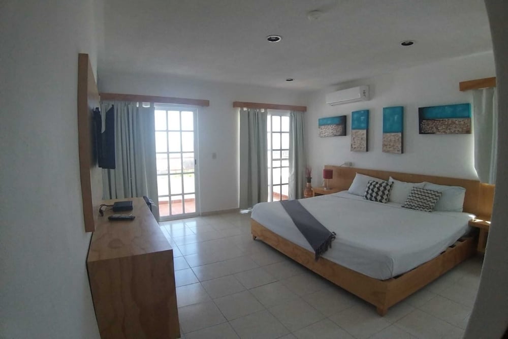 Deluxe Room, 1 King Bed, Ocean View