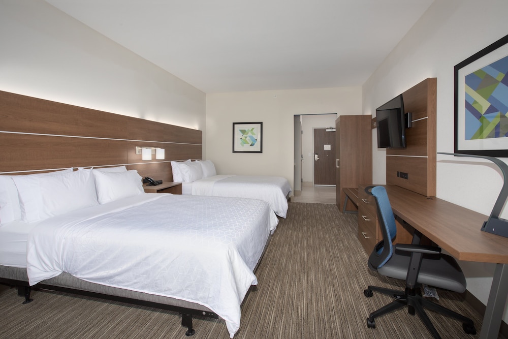 Standard Room, 2 Queen Beds, Roll-in Shower (Mobility Accessible) - Photo 2