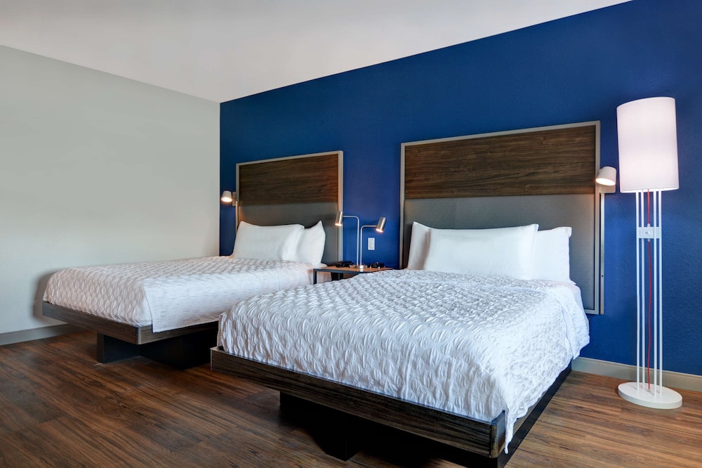 Basic Room, 2 Queen Beds - Photo 1