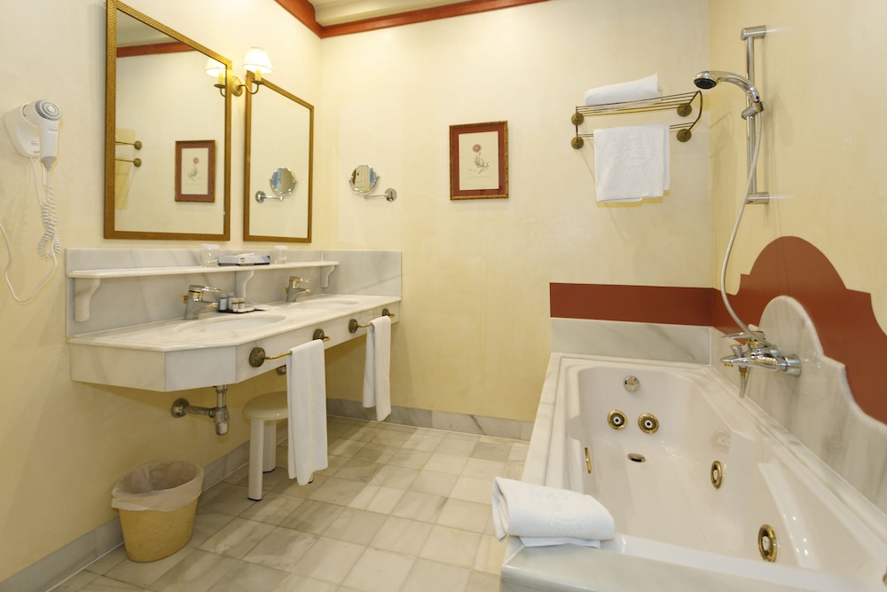 Junior Suite (3 Adults) - Photo 10