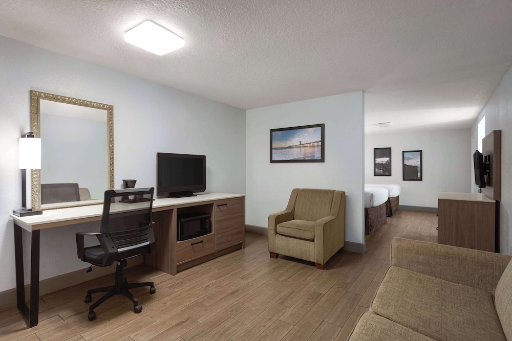 Suite, Multiple Beds, Non Smoking, City View - Photo 1