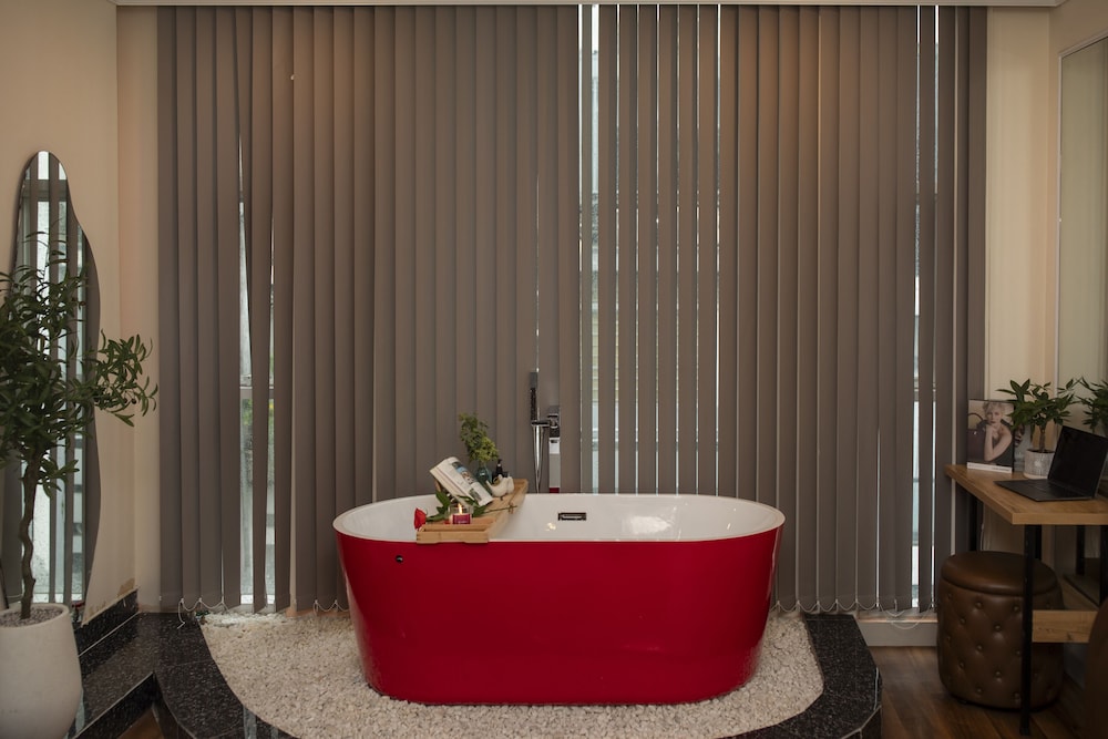 Deluxe Double Room, Bathtub, City View photo 3