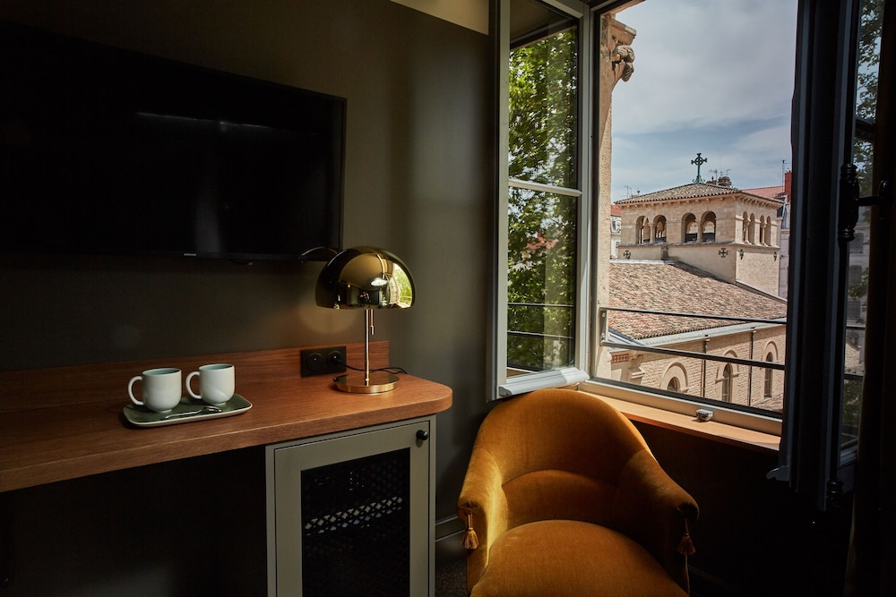 Classic Double Room, 1 Queen Bed, City View (L'Ecrin) photo 2