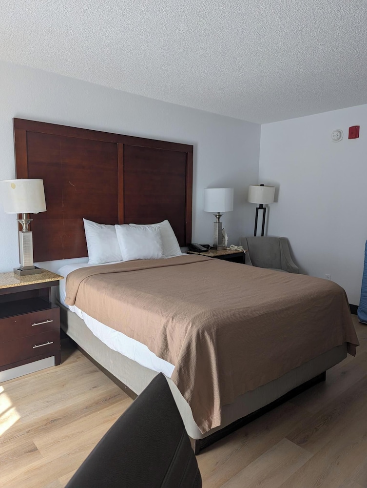 Standard Room, 1 Queen Bed photo 2