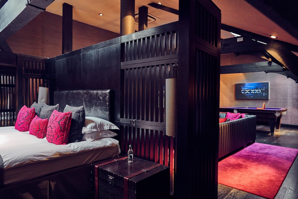 Signature Suite - Photo 4