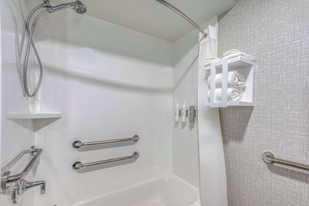 Room, 1 King Bed, Accessible, Bathtub - Photo 4