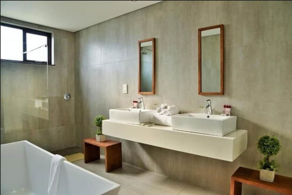 Suite, 1 Queen Bed, River View photo 2