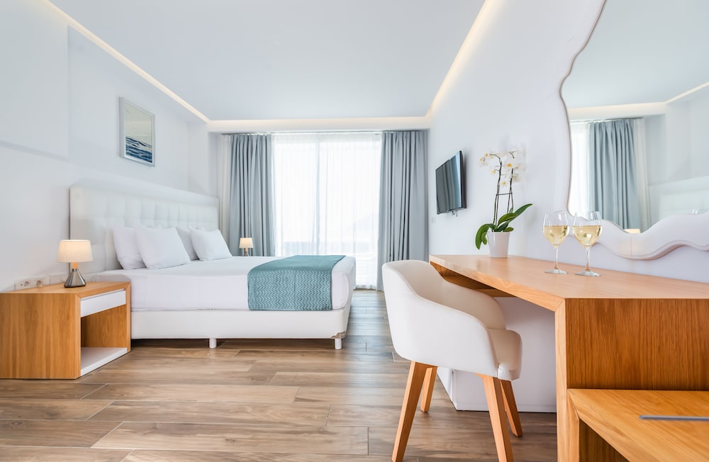 Junior Suite, 2 Twin Beds, Sea View, Sea Facing photo 1