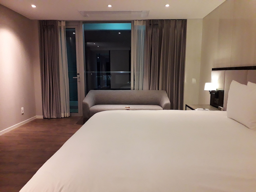 Room, 1 King Bed, Non Smoking - Photo 3