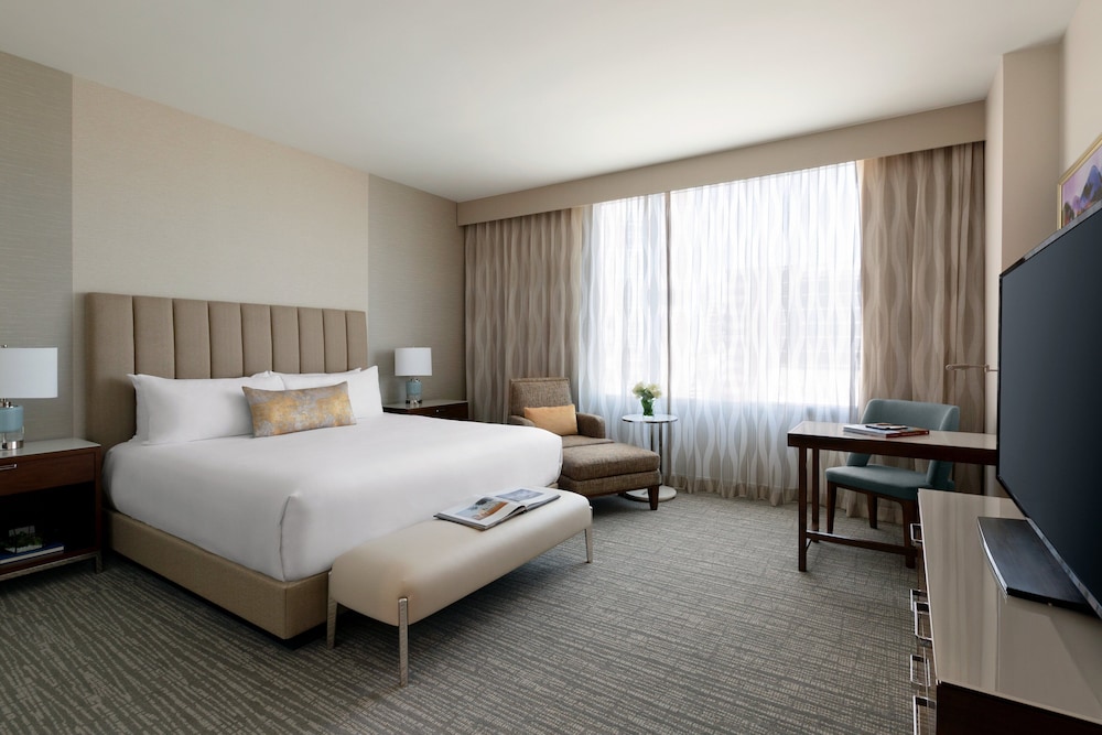 Junior Suite, 1 King Bed, Mobility Accessible, Pool Access