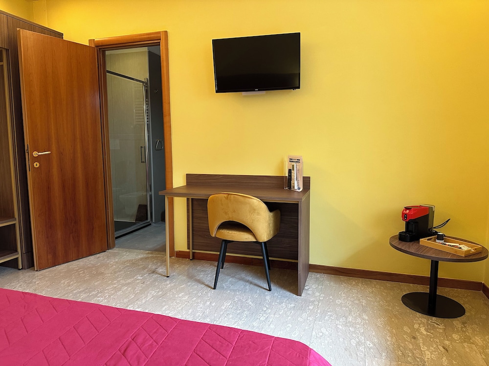 Deluxe Quadruple Room, City View