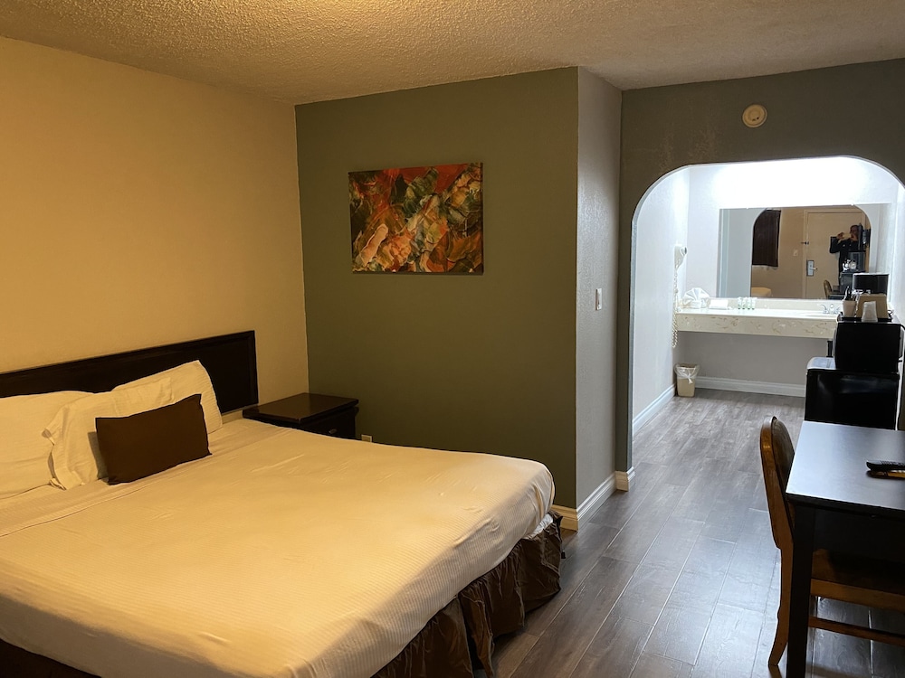 Standard Room, 1 King Bed - Photo 3