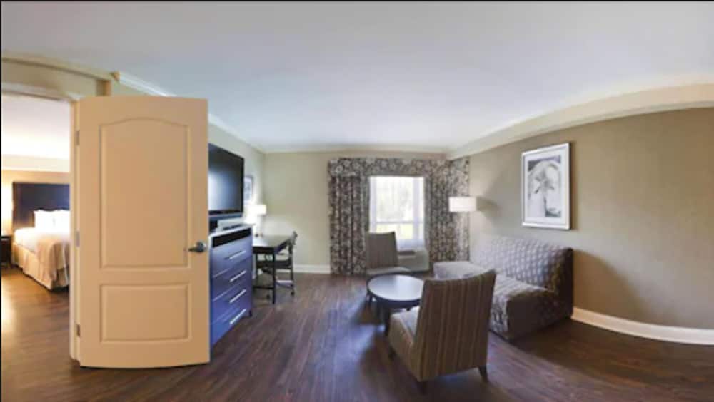 Suite, 2 Bedrooms - Photo 2