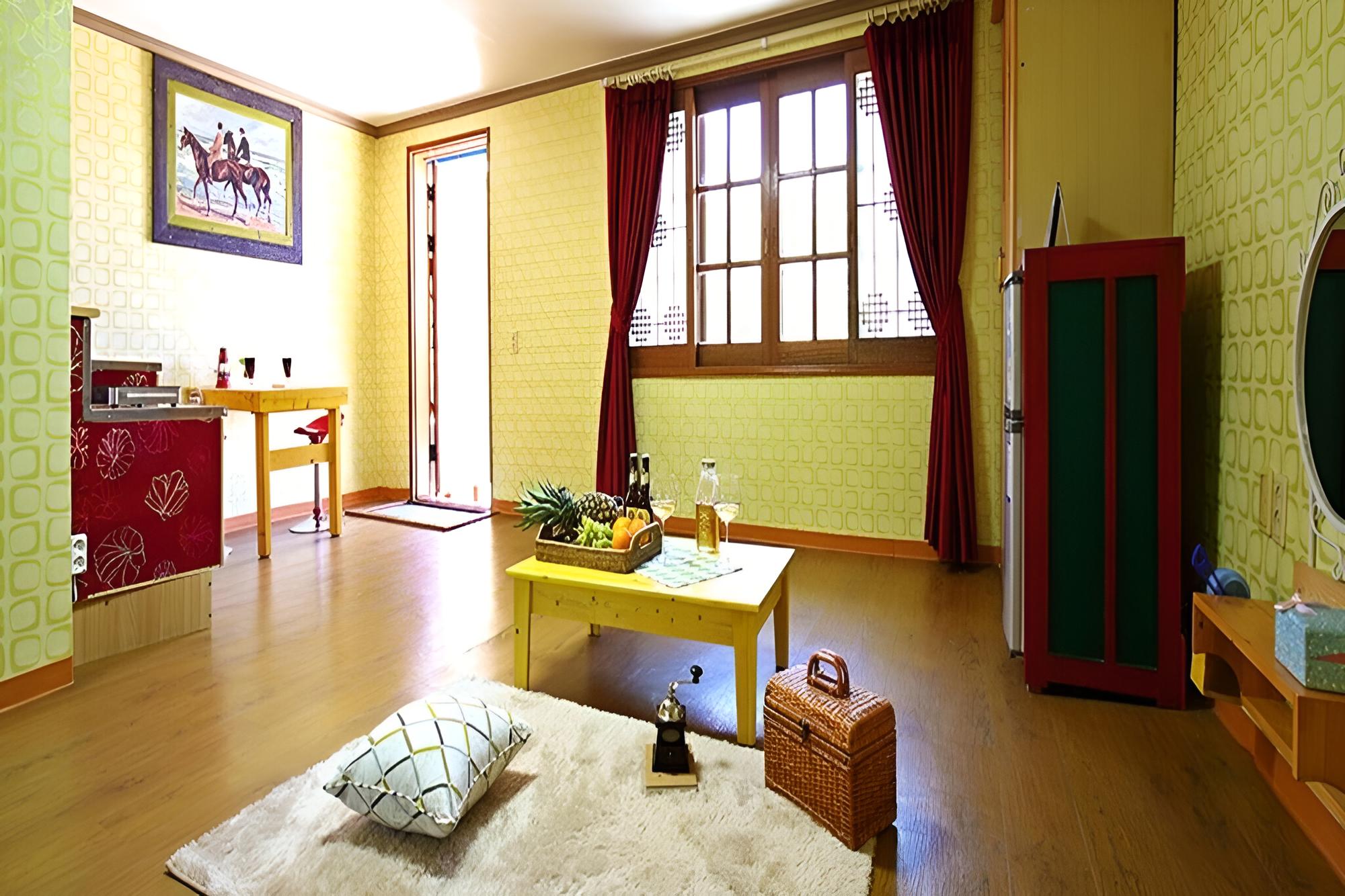 Room (Separate House No 102) photo 3