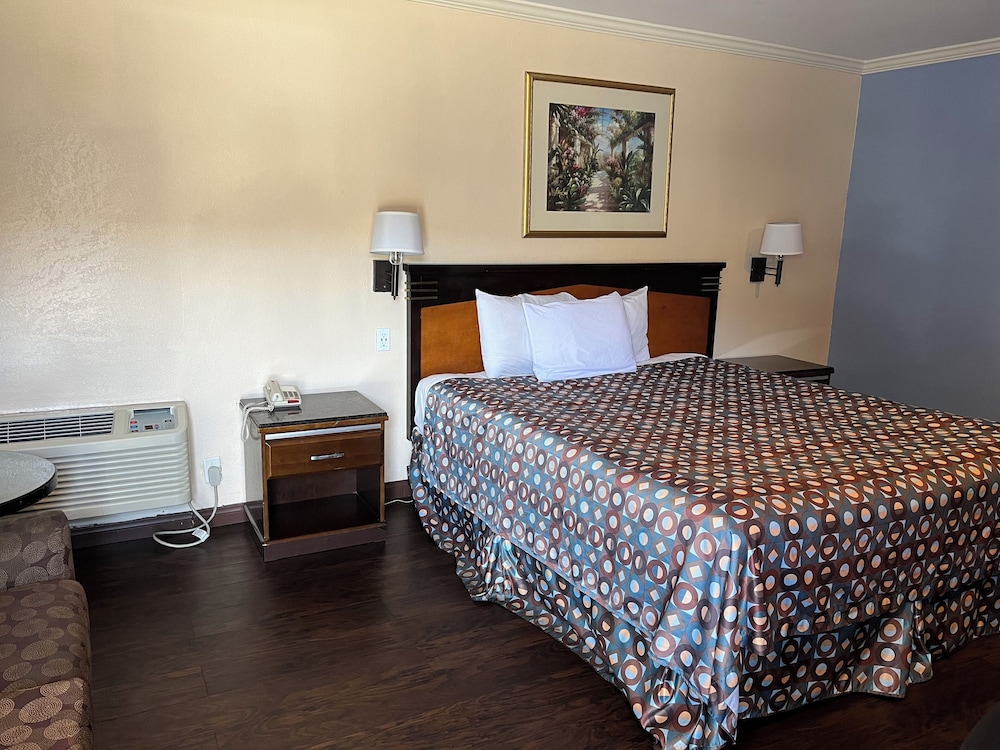 Standard Room, 1 King Bed photo 1