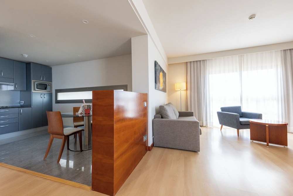 Family Suite, Balcony, Sea View (4 Adults and 2 Children) thumbnail 5