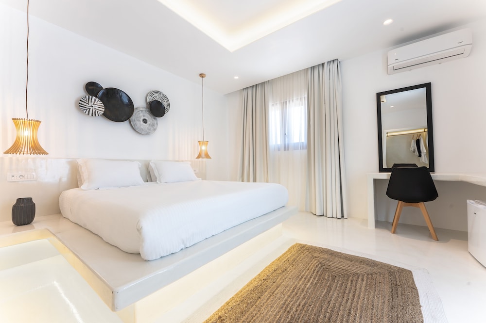 Honeymoon Suite with Outdoor Hot Tub & Sea View