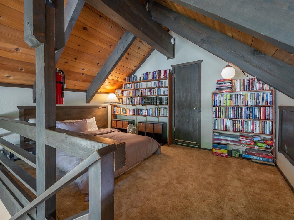 House, Multiple Beds, Partial Lake View (Rim Drive Lookout) photo 1