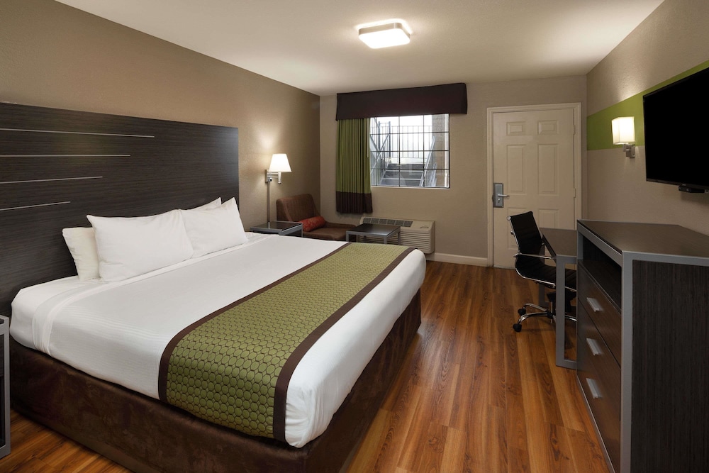 Standard Room, 1 King Bed, Non Smoking - Photo 1