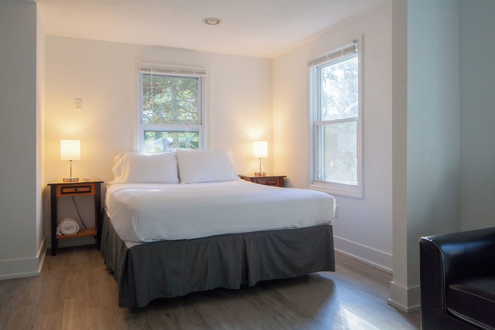 Cottage, 2 Bedrooms (1 Queen & 2 Twin Beds - Pet Friendly +FEE) photo 2