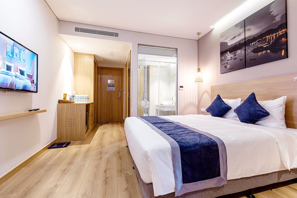 Standard Room, 1 King Bed - Photo 2