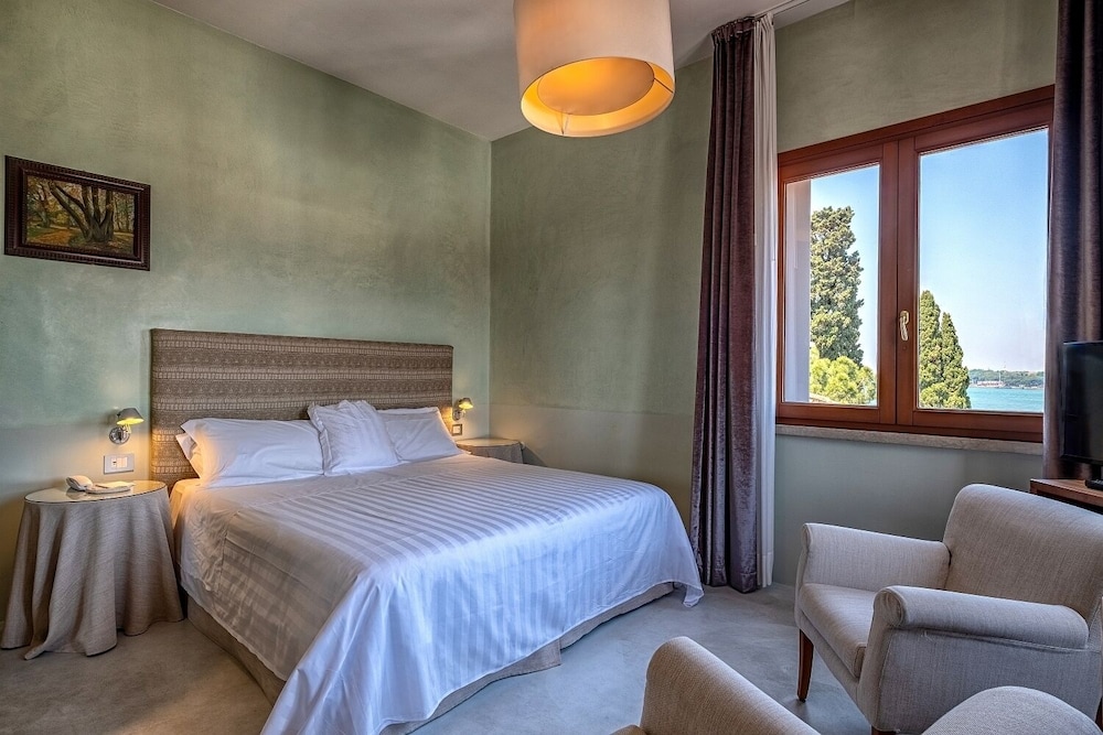 Double or Twin Room, Lagoon View - Photo 1