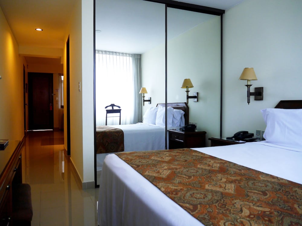 Junior Suite, 1 Queen Bed photo 3