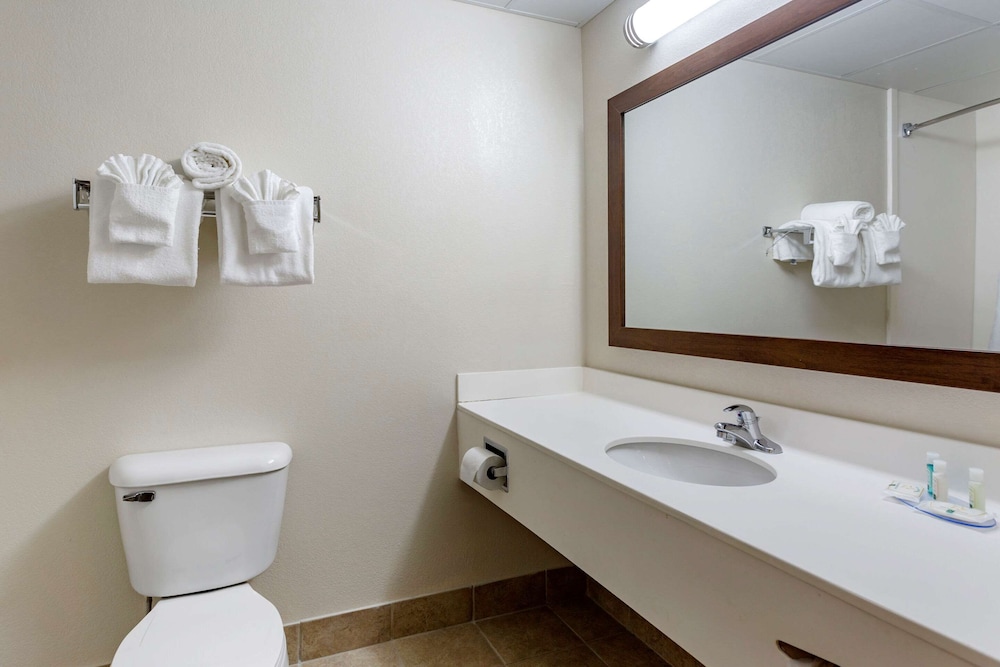 Standard Room, 2 Queen Beds, Non Smoking - Photo 9