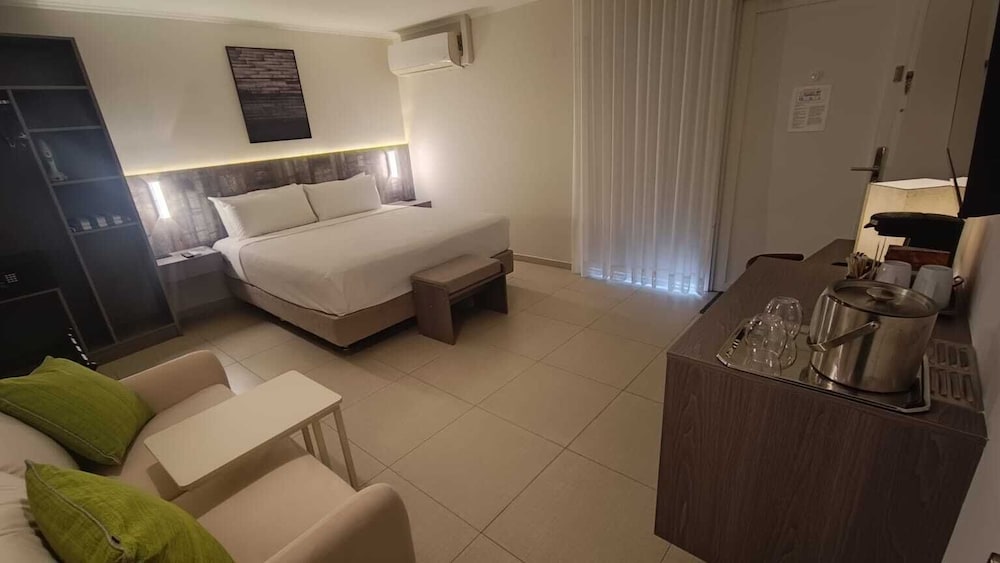 Standard Room, 1 King Bed, Accessible, Pool View