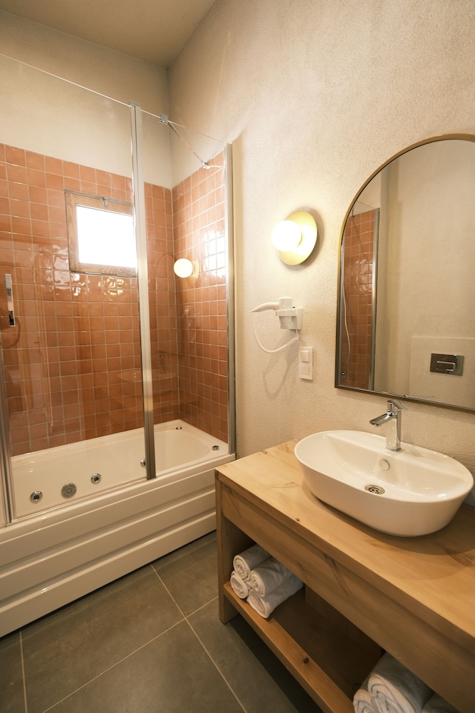 Superior Suite, Multiple Beds, Bathtub - Photo 2