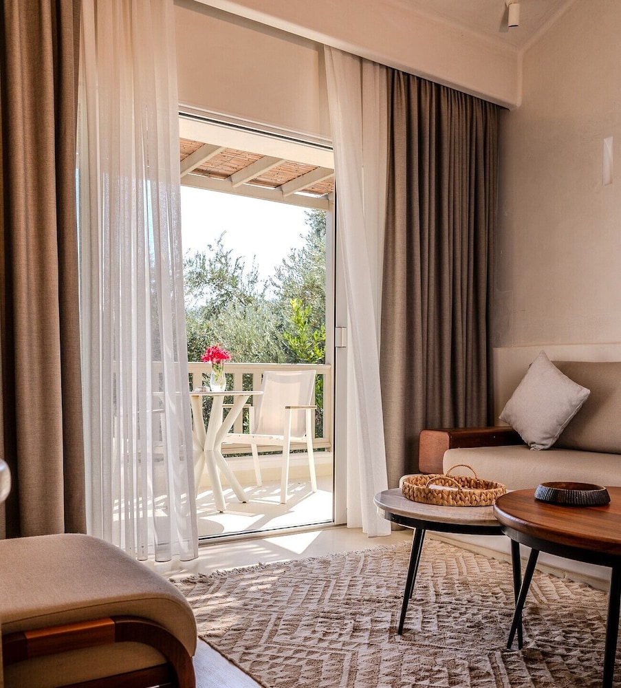 Suite, 1 Queen Bed, Garden View photo 3