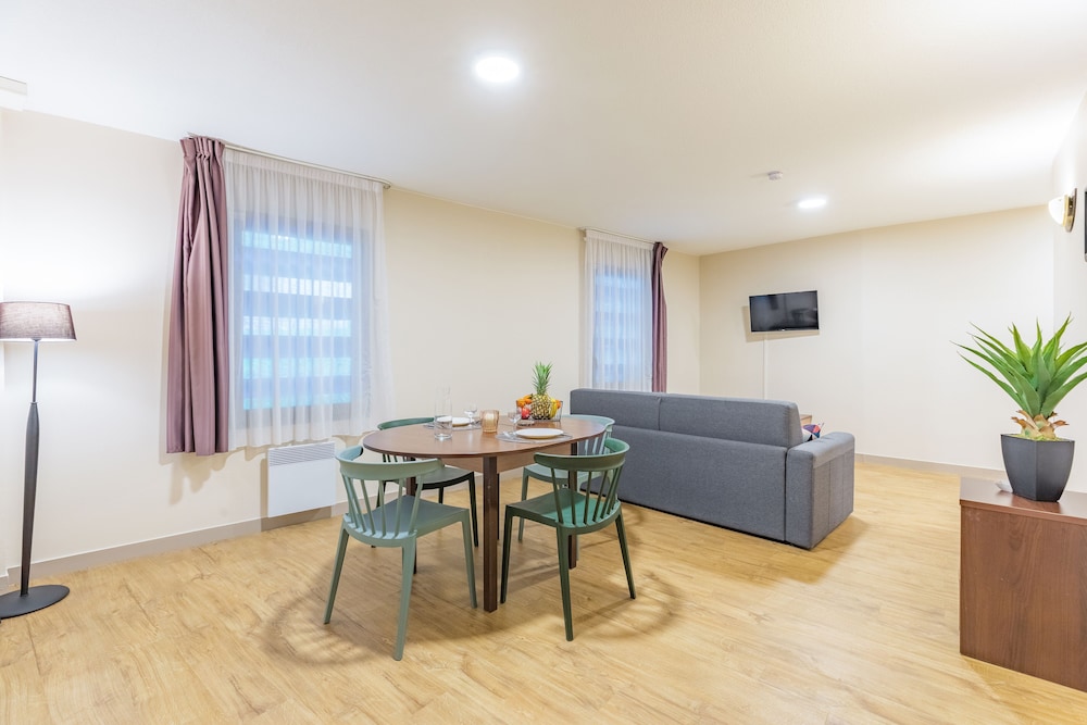 Family Apartment, 2 Bedrooms - Photo 2