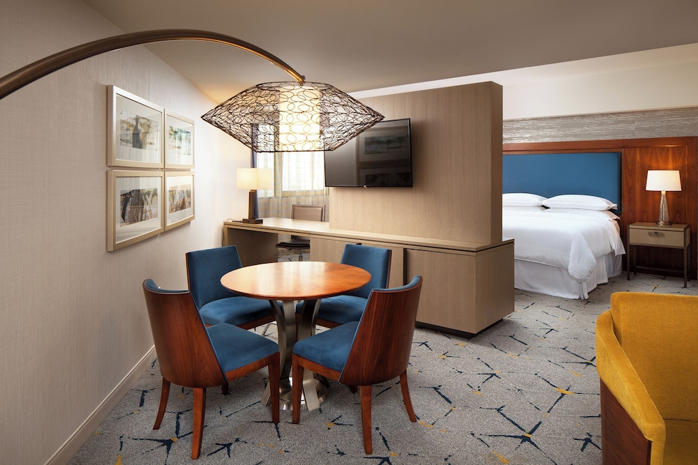 Deluxe Suite, 1 King Bed (Mobility Accessible, Roll-in Shower)