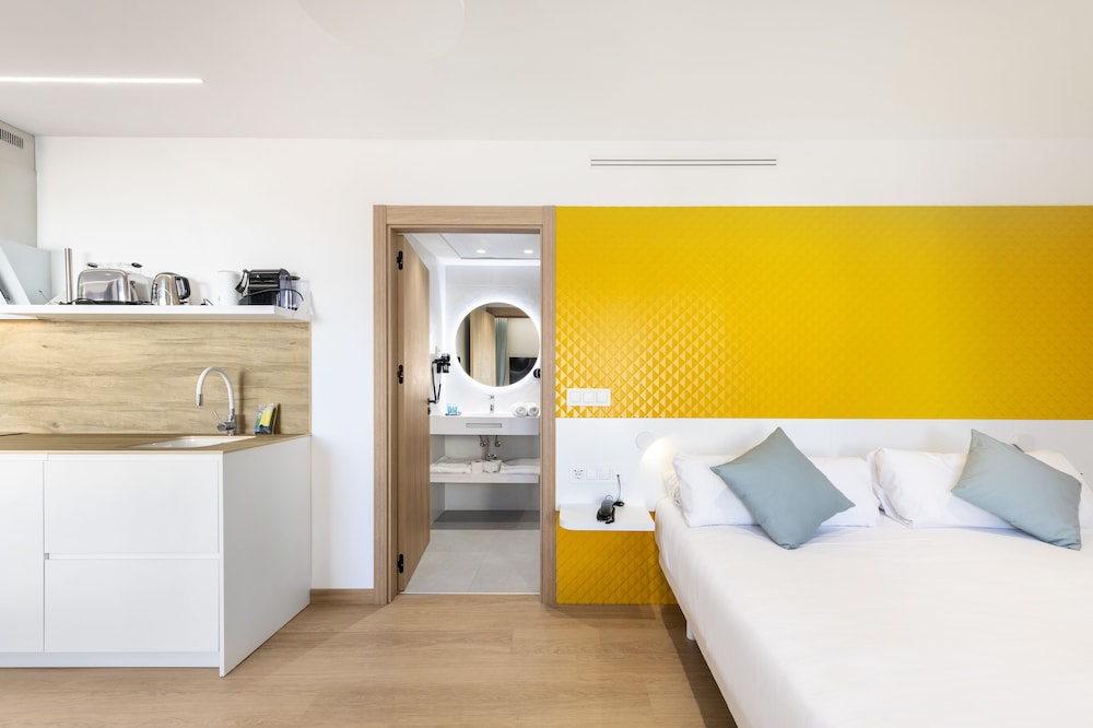 Premium Studio, 1 Queen Bed with Sofa bed, Pool Access, City View (Terrace) photo 2