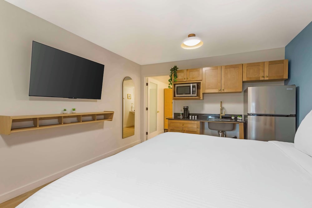 Standard Room, 1 King Bed, Accessible, Refrigerator & Microwave (Pet Friendly) - Photo 1