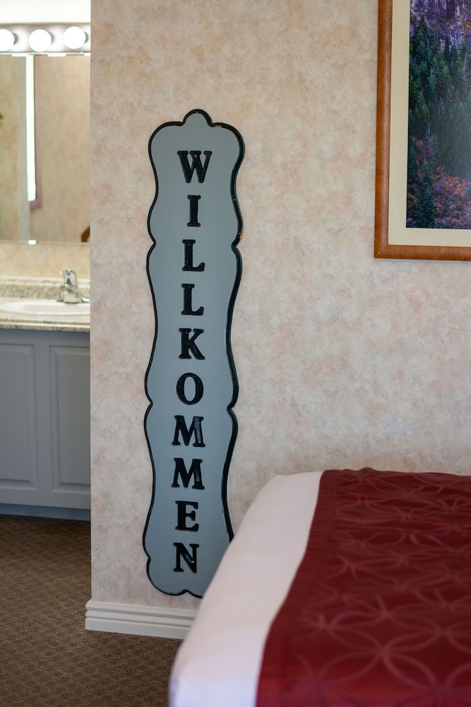 Deluxe Room, 2 Bedrooms (2 Queen Beds and 1 Queen Sofa Bed) photo 2