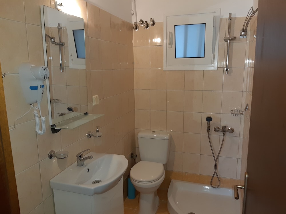 Basic Quadruple Room photo 3