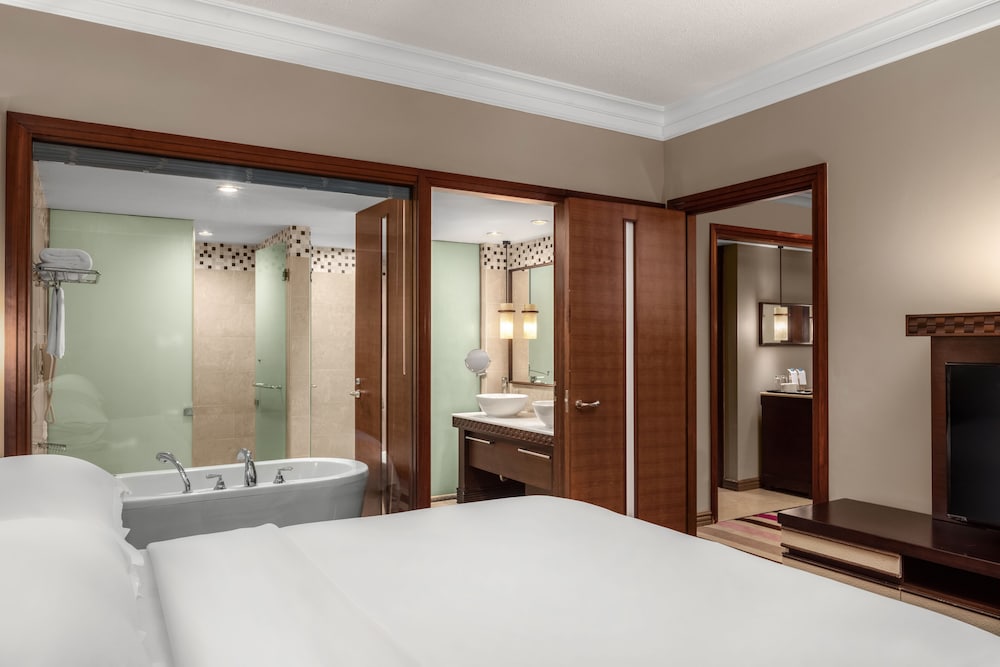 Ocean Front Corner Suite (Club Lounge Access) - Photo 10
