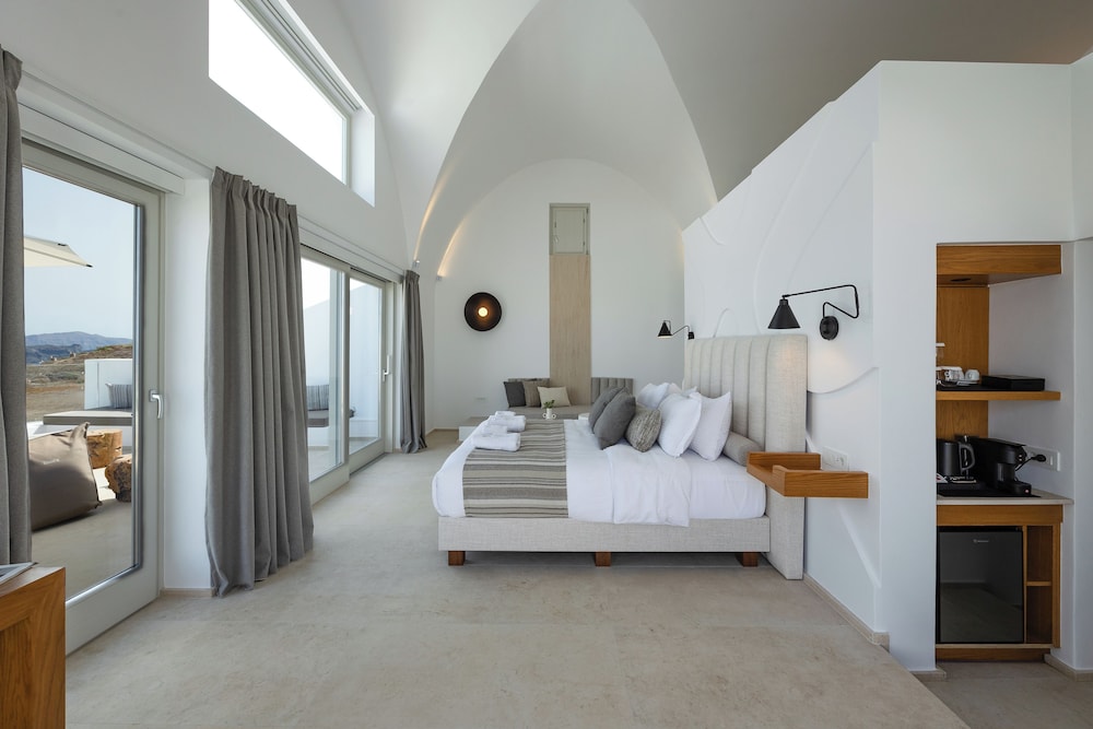 Prestige Suite with Private Infinity Pool & Heated Outdoor Jetted Tub - Caldera View