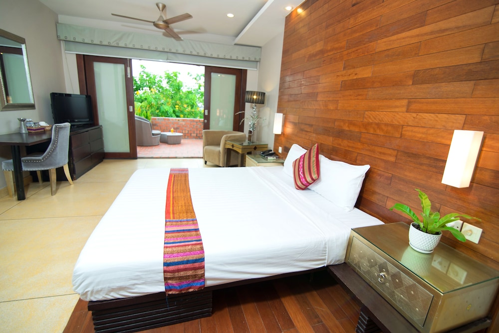 Suite, 1 King Bed, River View photo 1