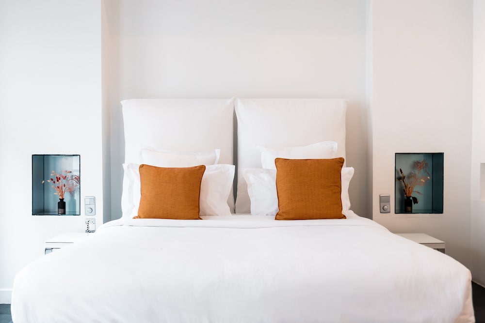 Junior Double or Twin Room, Courtyard View thumbnail 6